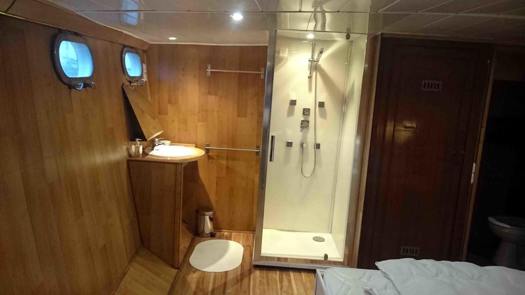 Yacht bateau moteur Benetti 19m Hotel Sète Buitenkant foto
